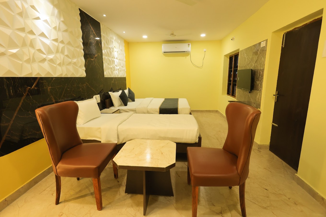 Family Six Bed Room 