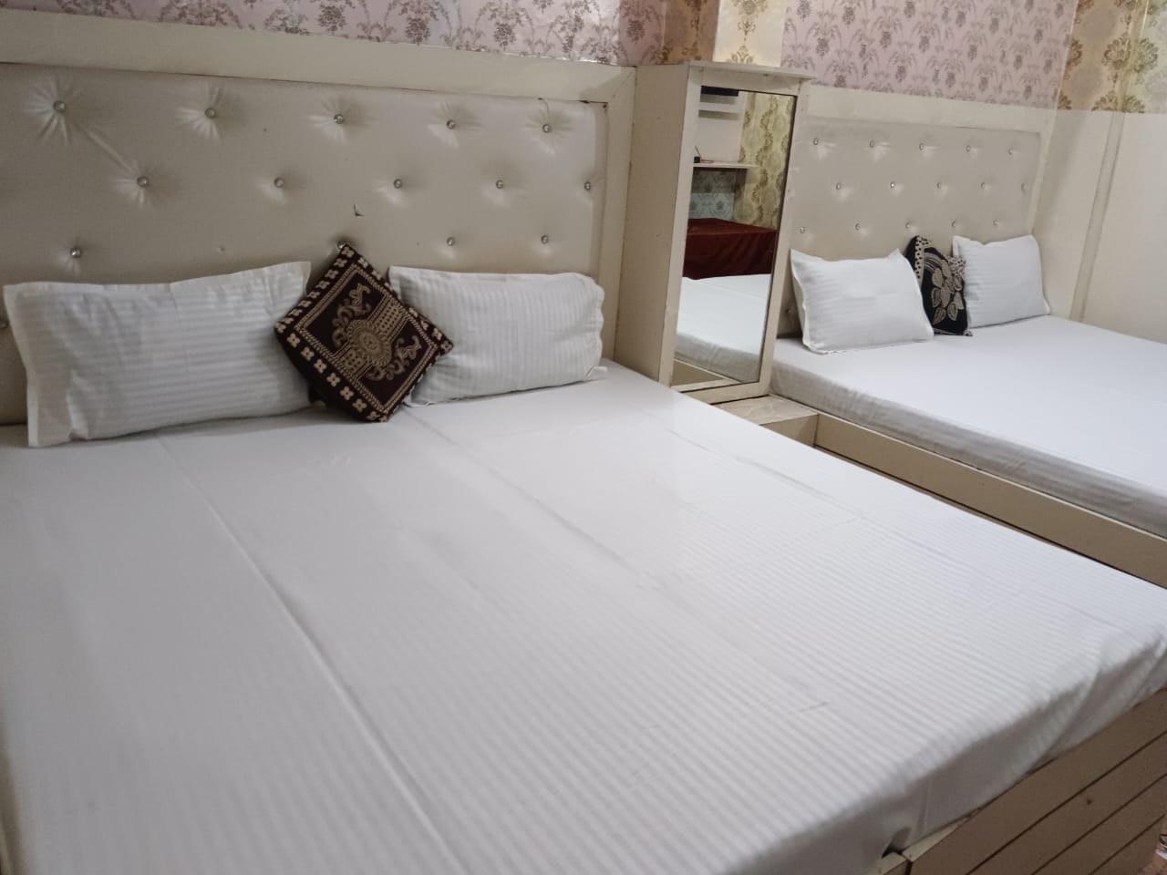 Deluxe Six Bed 